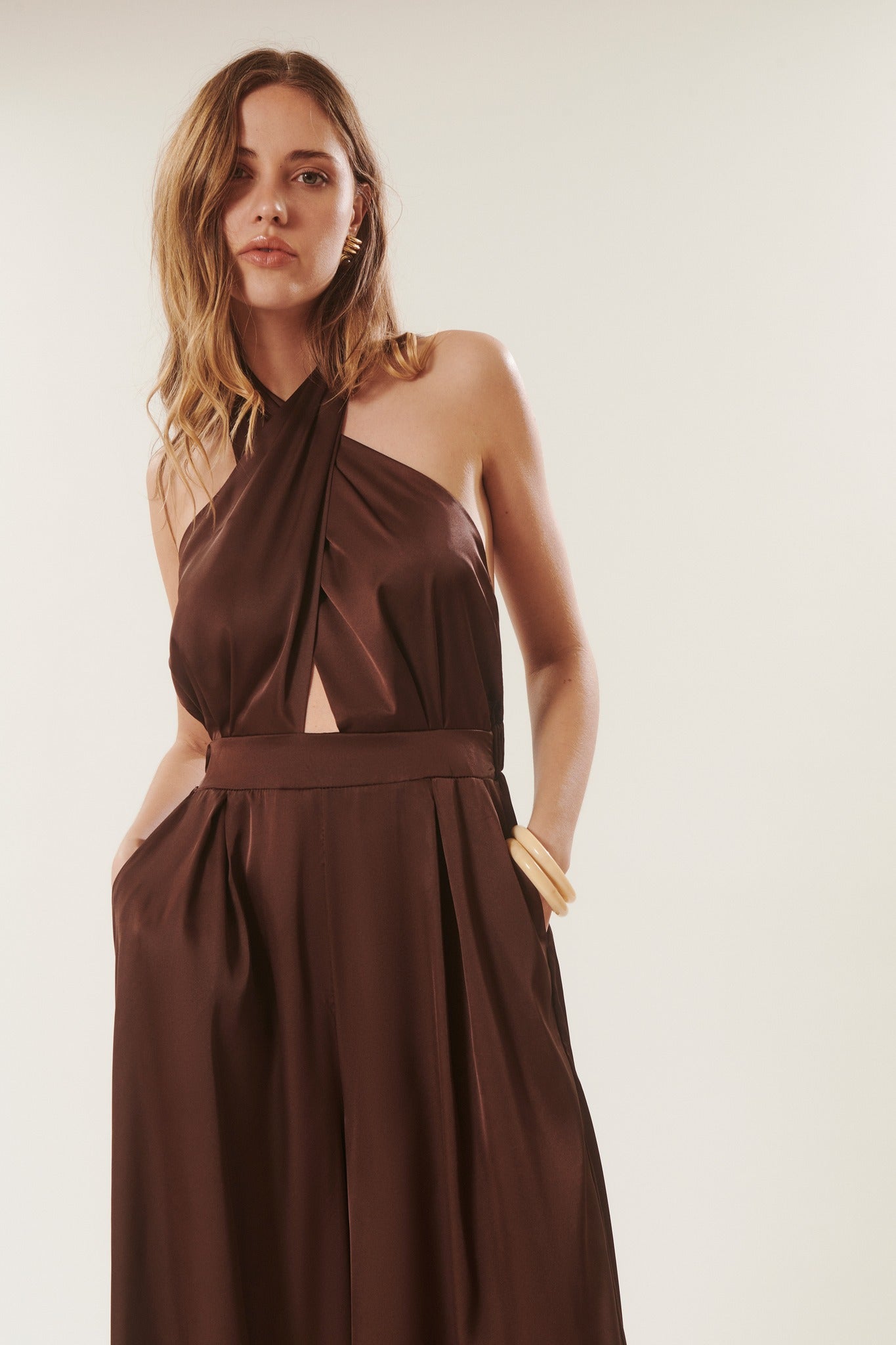 Belinda | Tuta con schiena scoperta in raso