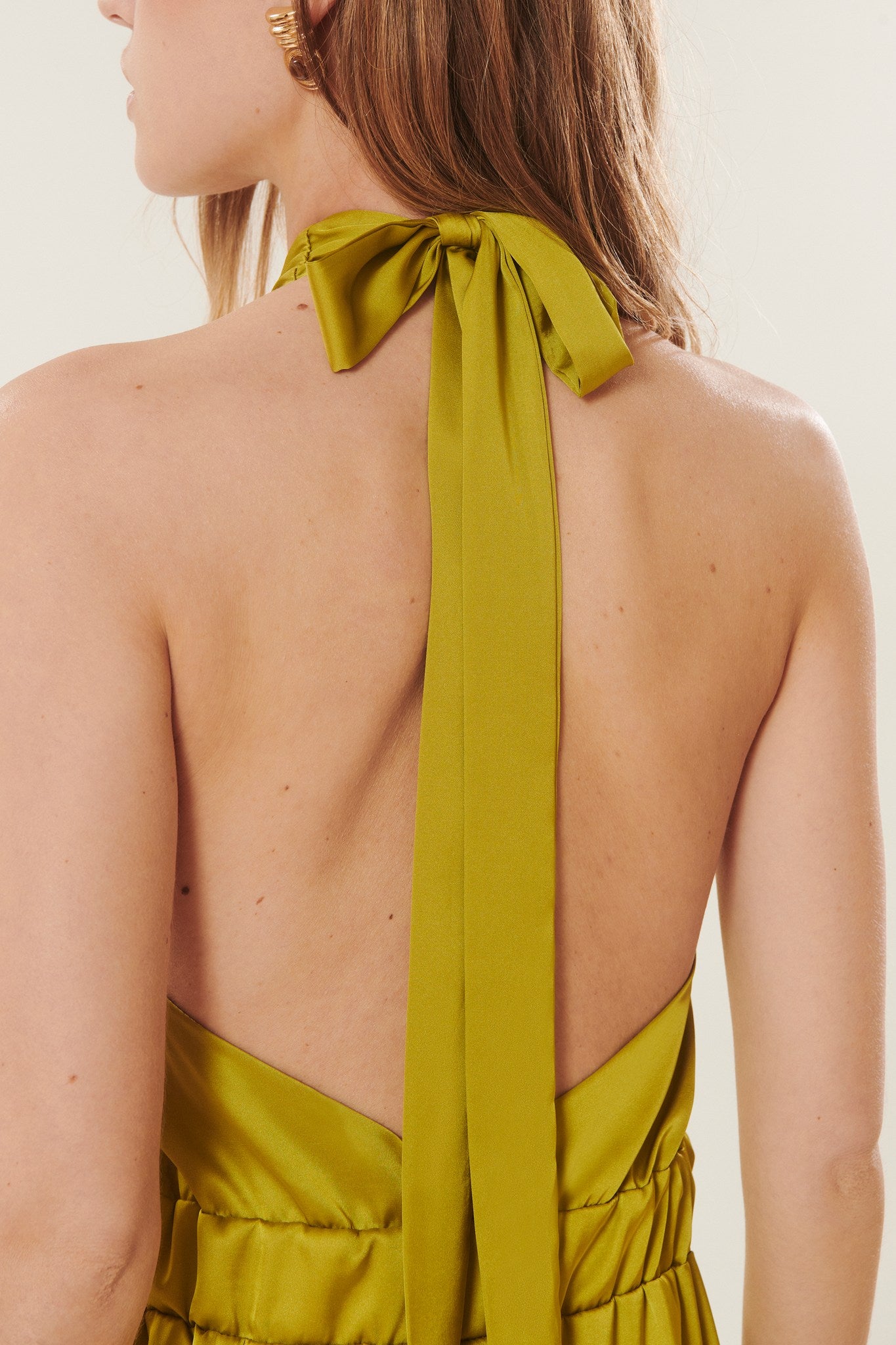 Belinda | Tuta con schiena scoperta in raso