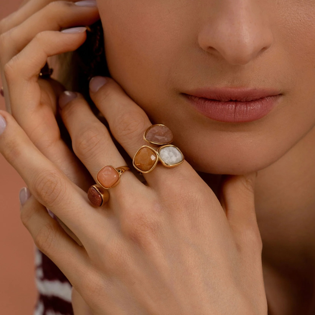 Bijoux dorés ou argentés : que choisir selon son teint et sa tenue ?