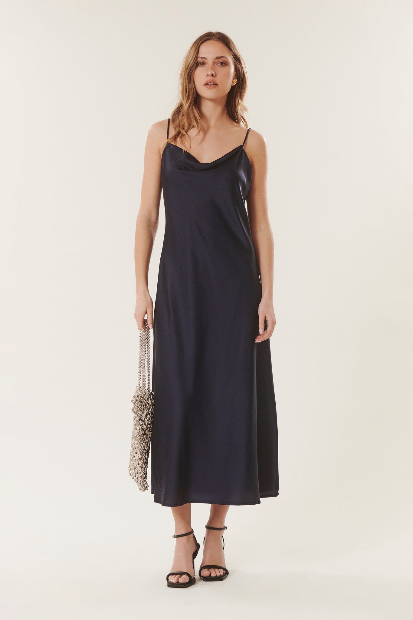 Nella | Abito in raso con scollo a barchetta