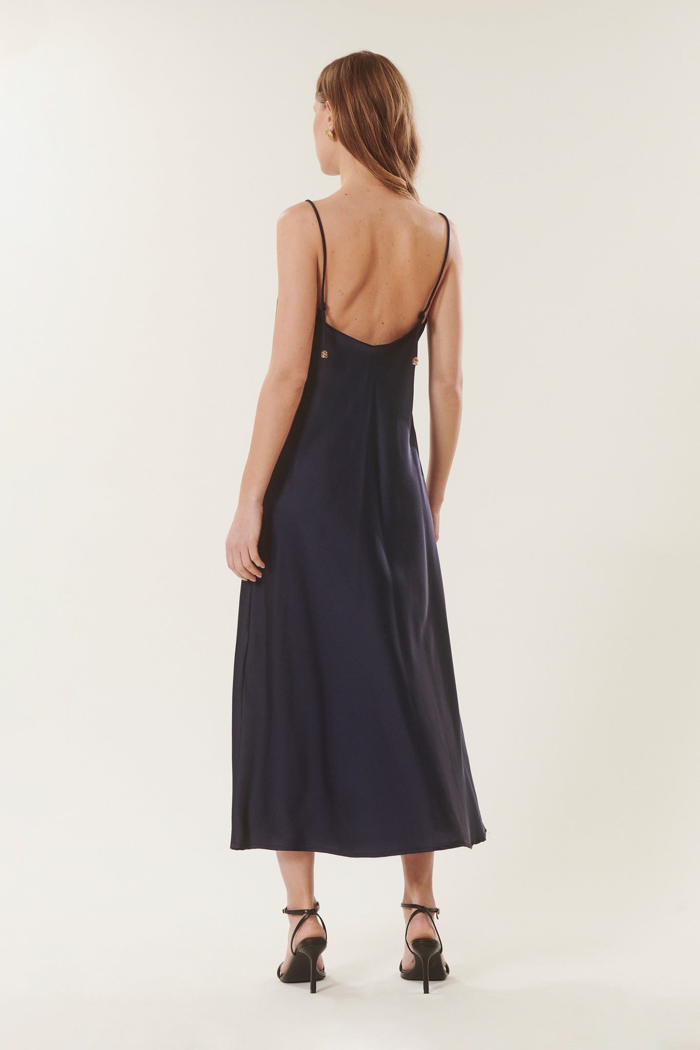 Nella | Abito in raso con scollo a barchetta