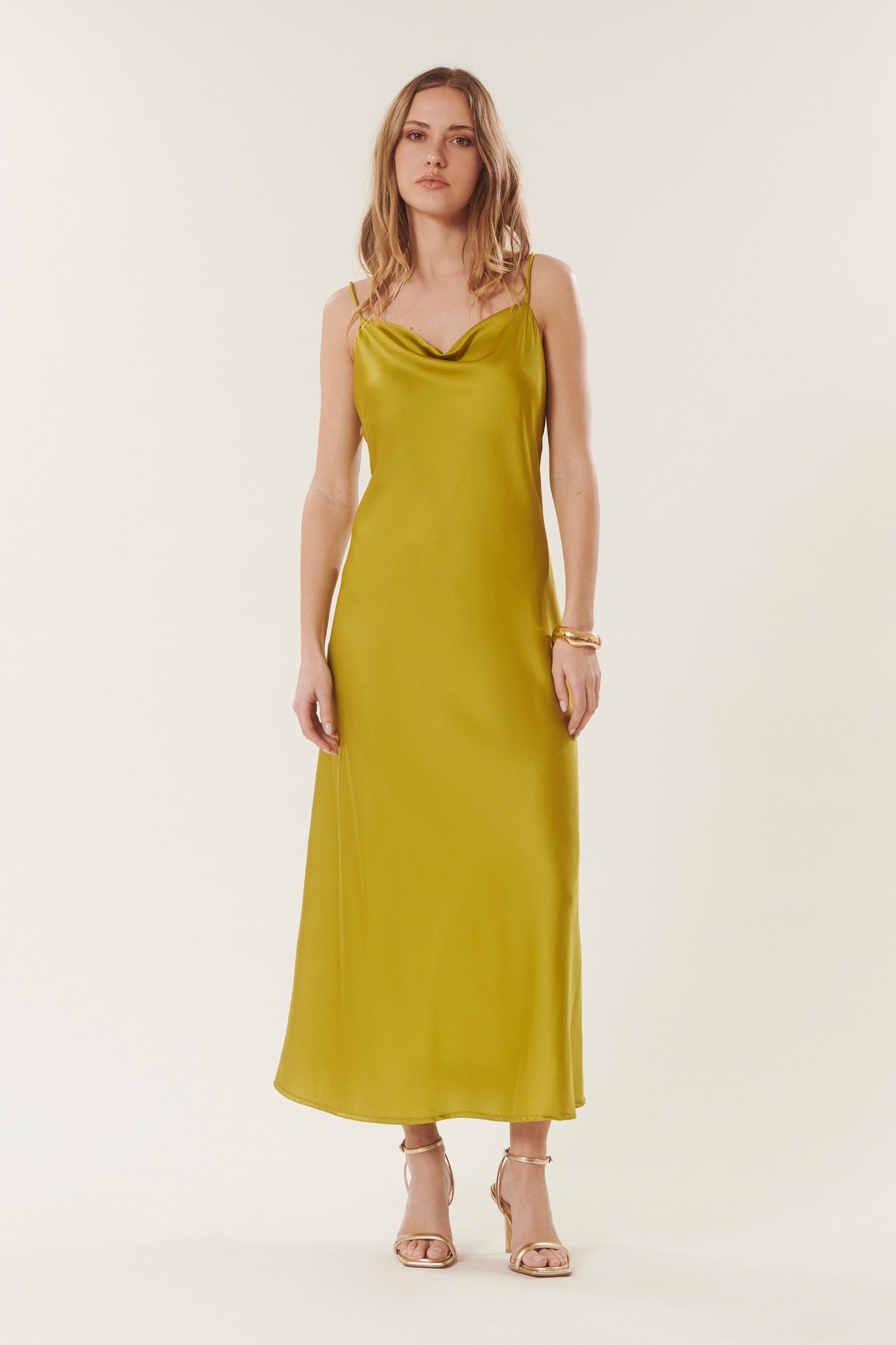 Nella | Abito in raso con scollo a barchetta