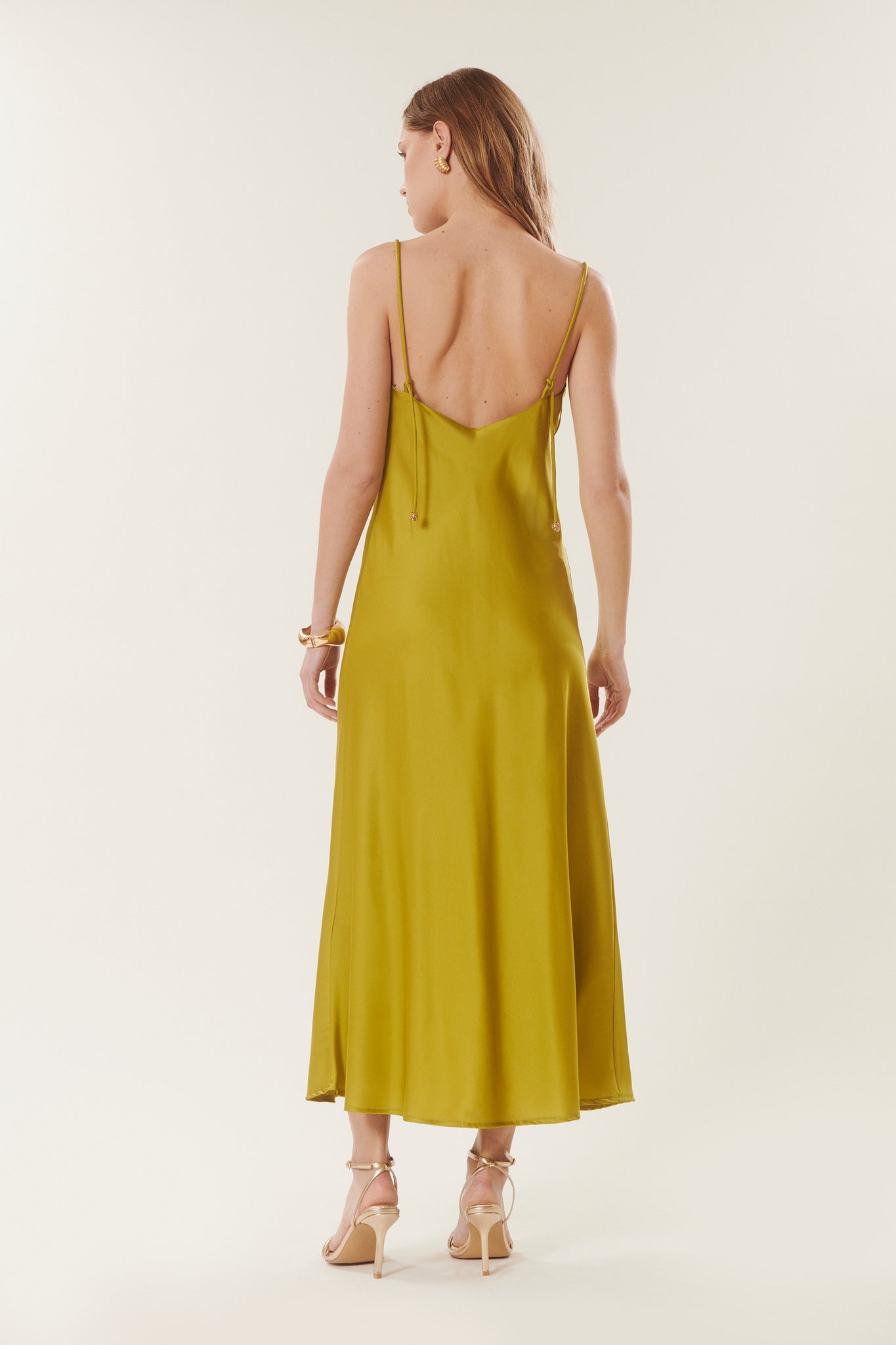 Nella | Abito in raso con scollo a barchetta