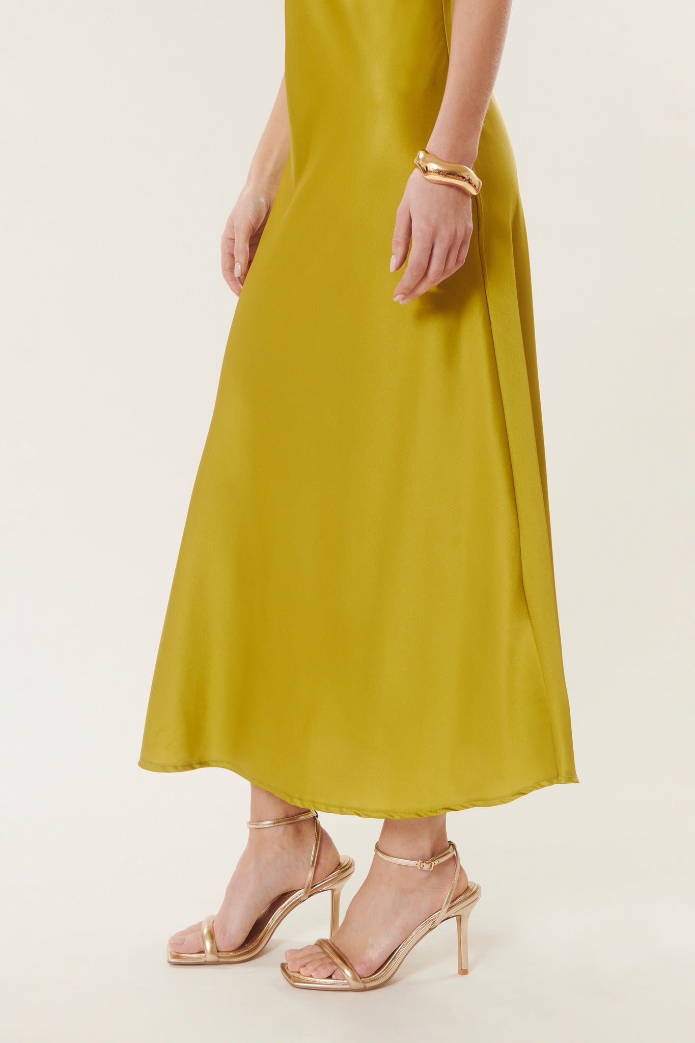 Nella | Abito in raso con scollo a barchetta